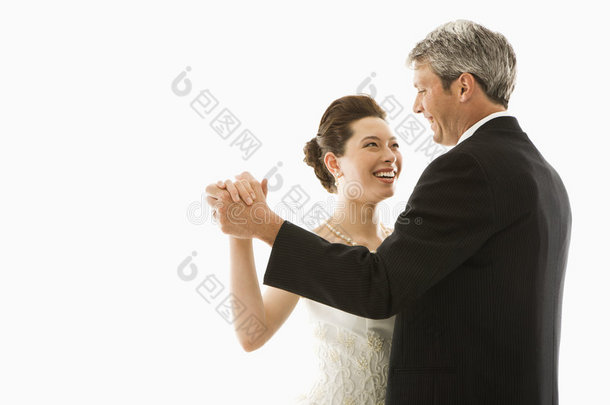 新娘和新郎跳舞。