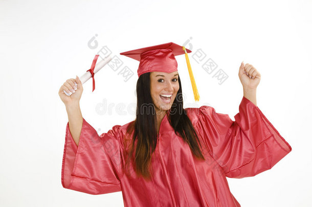 一位身穿红色<strong>毕业</strong>礼服，手持<strong>毕业证书</strong>的美丽白人妇女