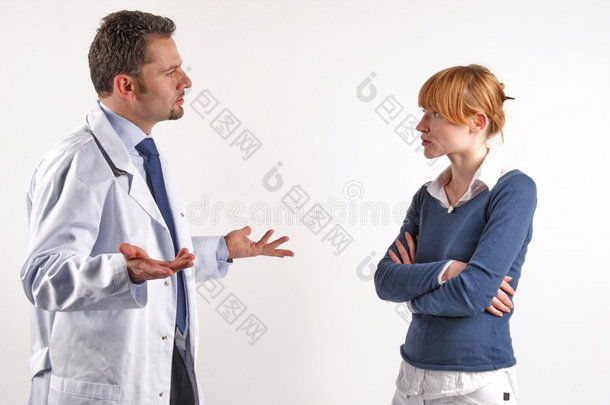 医生和一位女病人讨论