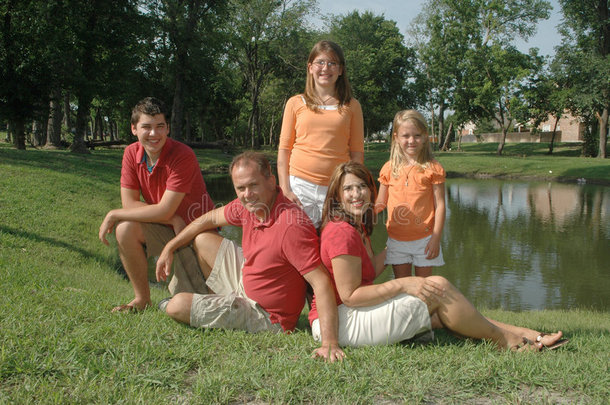 池塘旁的家庭合影