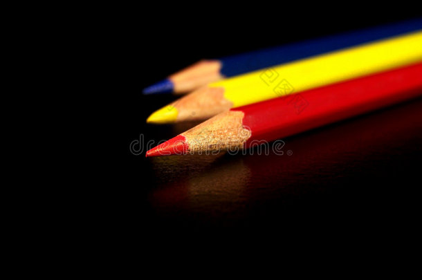 红、蓝、<strong>黄铅笔</strong>