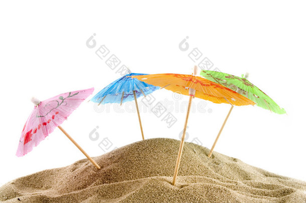 沙滩上欢快的阳伞