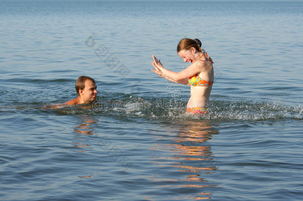 夫妻在水里玩得开心