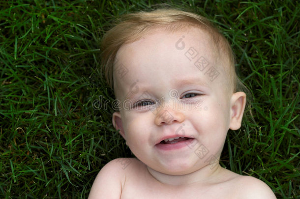在草地上笑的幼儿