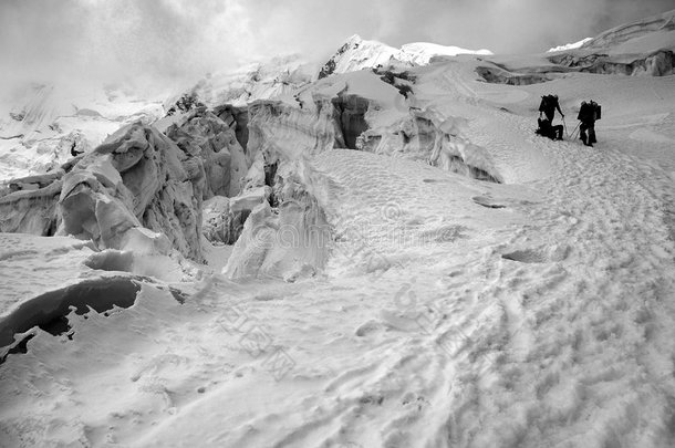 雪山上的登山者