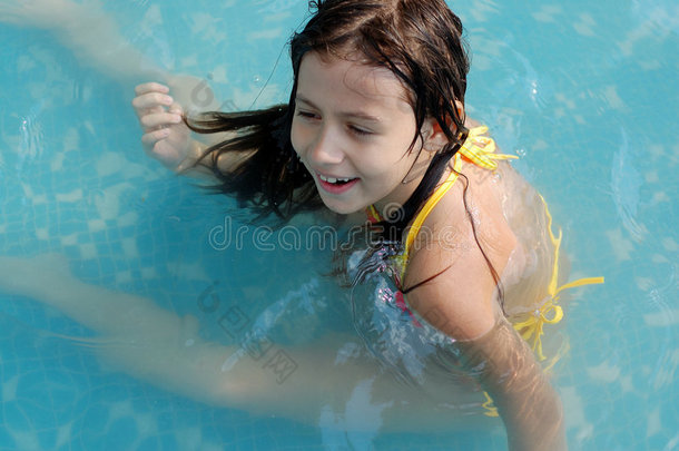 在游泳池游泳的小女孩