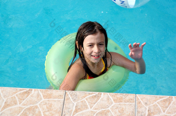 快乐的女孩在游<strong>泳池里玩耍</strong>