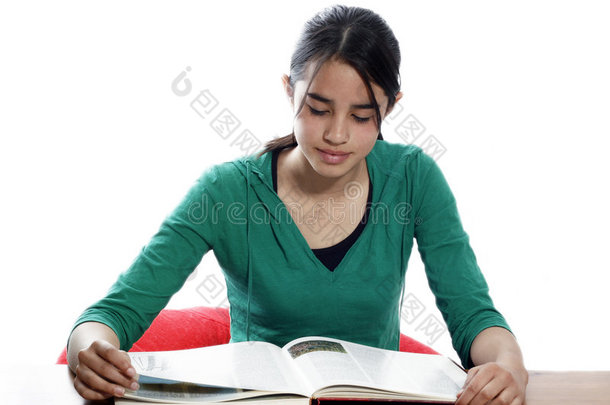 年轻女子读书