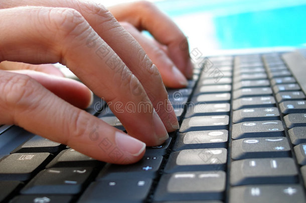 手指在电脑键上打字
