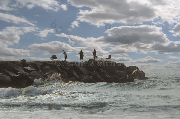 岩石码头上的渔民
