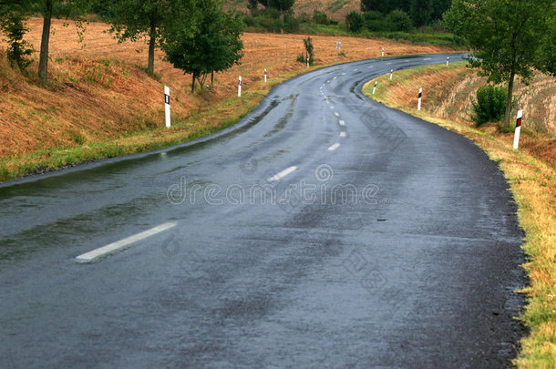 <strong>雨后</strong>道路