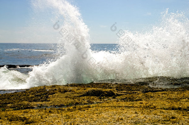 海浪<strong>撞击</strong>岩石