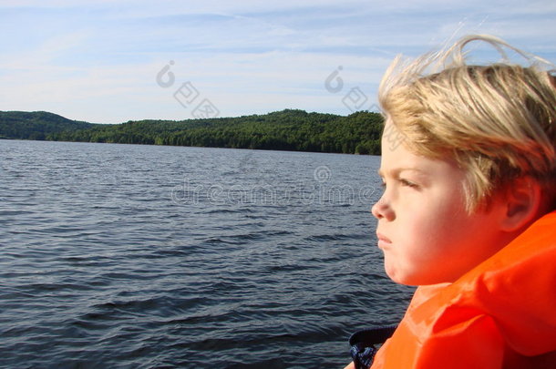 小男孩划船