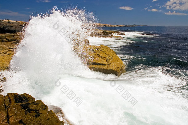 海浪撞击岩石