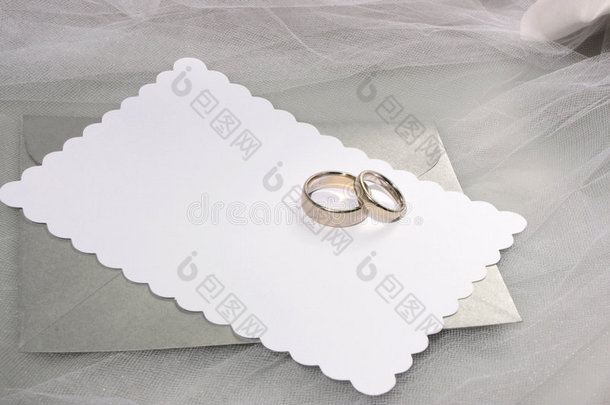 结婚戒指和空白卡片