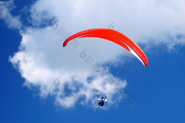 红色滑翔伞