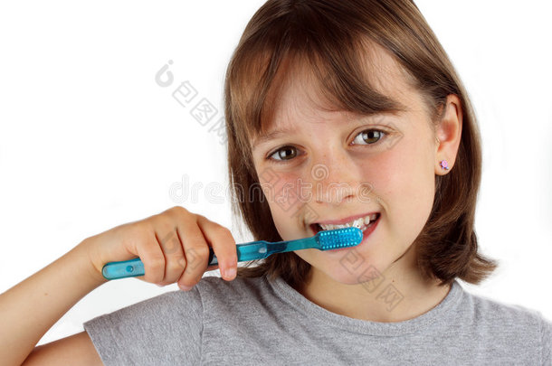 女孩刷牙