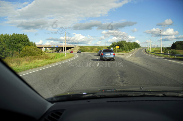 行驶至高速公路交叉口