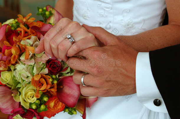 结婚戒指和鲜花