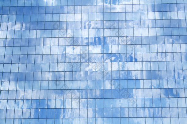 反射天空的玻璃建筑