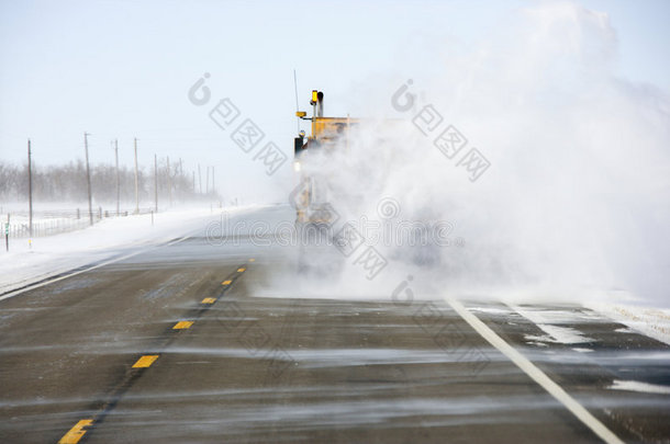 卡车在路上<strong>铲雪</strong>。