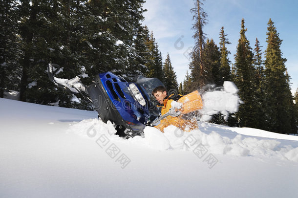 挖雪地车的人。