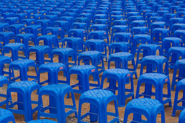 一排排蓝色塑料凳子