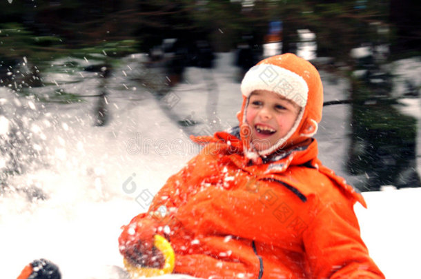 坐雪橇的孩子。