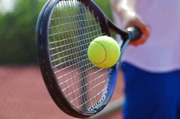 网球拍和网球