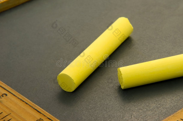 写字板上的黄色粉笔