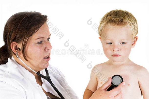 医生给孩子看病