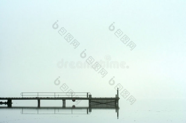 晨雾中的码头