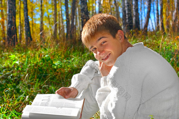 男孩在树林里看书
