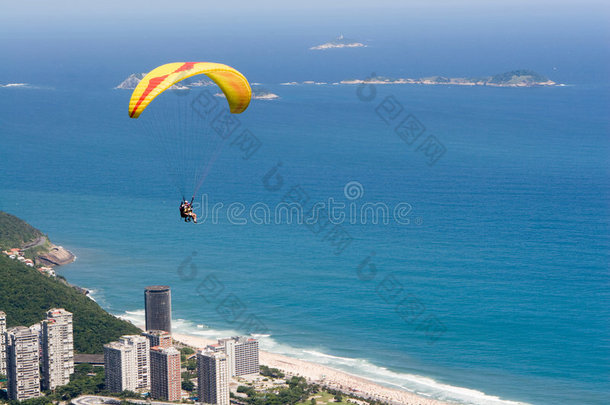 在里约热内卢滑翔伞。