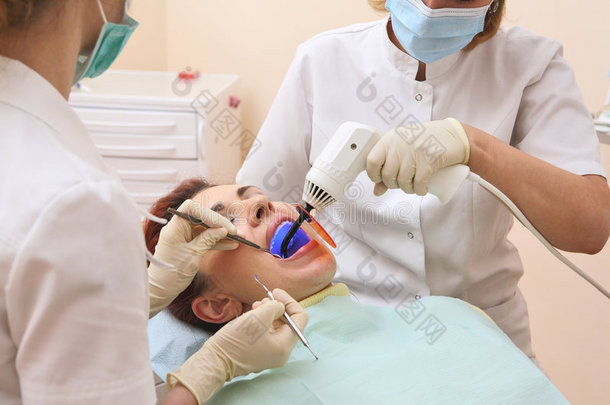 牙医在牙科室工作
