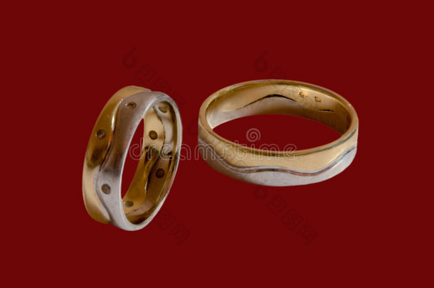 红色结婚戒指