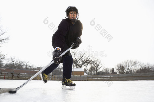 打冰球的男孩。