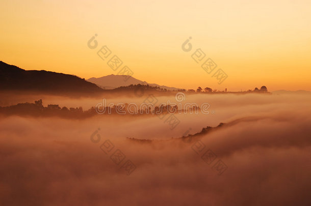 洛杉矶大雾中的日出