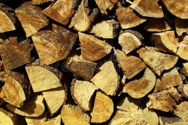 壁炉用劈开的木头