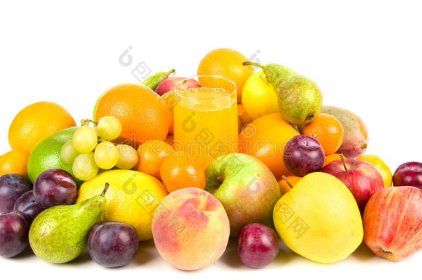 一杯果汁周围的一堆水果