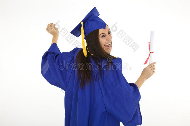 一位身穿蓝色毕业礼服，手持毕业证书的美丽白人妇女