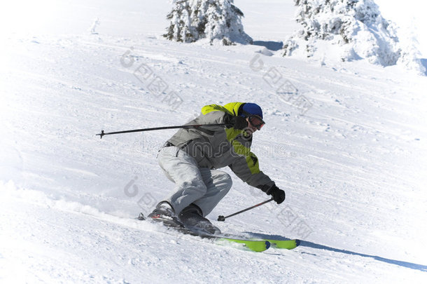 冬季滑雪运动。滑雪者下山