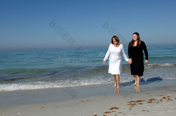 一代又一代的海滩妇女