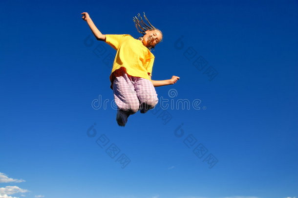 少女在空中跳跃