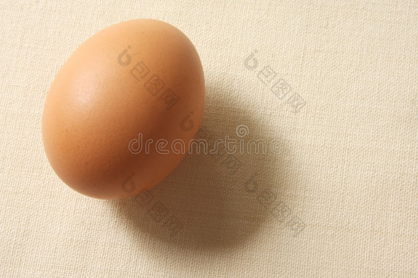 亚麻布上的一个棕色鸡蛋