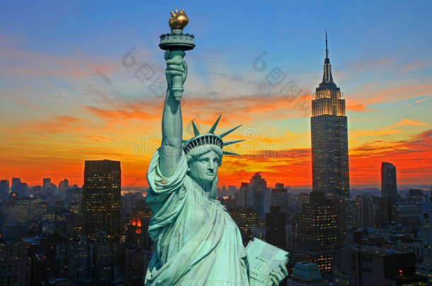 自由女神像与纽约市的天际线