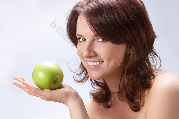 一个漂亮的女孩和一个绿色的苹果