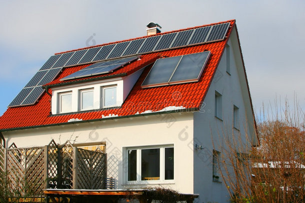 带太阳能电池的房子