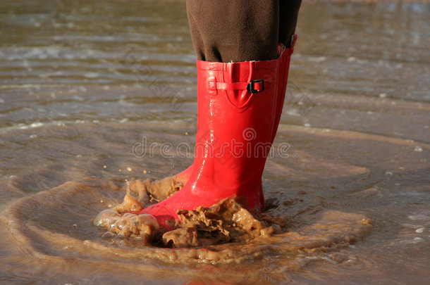 水坑里的红色<strong>雨靴</strong>