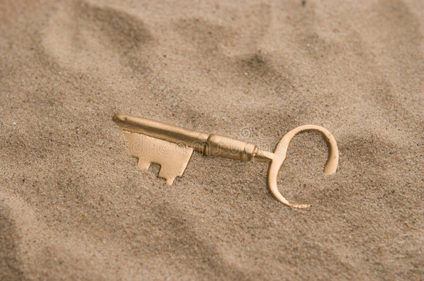 钥匙在沙子里